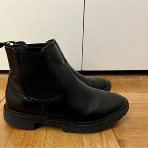 Girls black ankle boots with rubber grip sole.